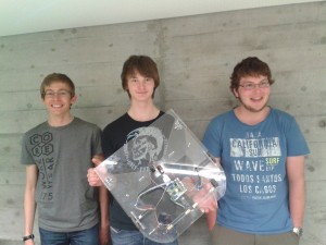Das Challengeteam präsentiert ihren Puck Collect-Roboter